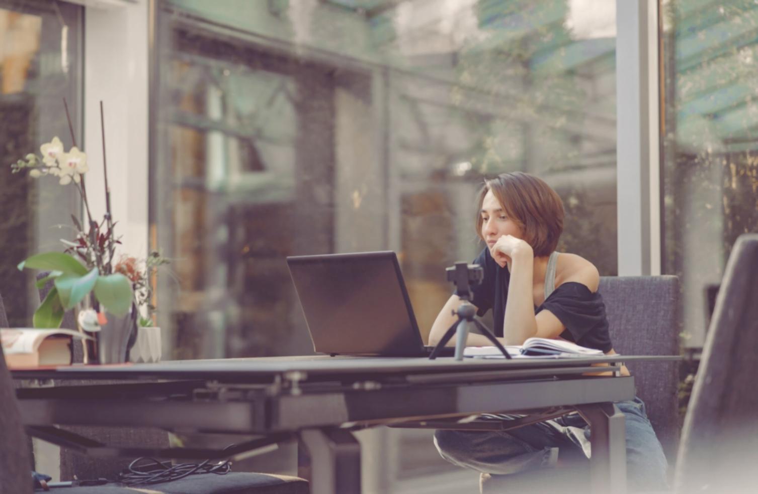 Sesión de formación financiera práctica con materiales educativos