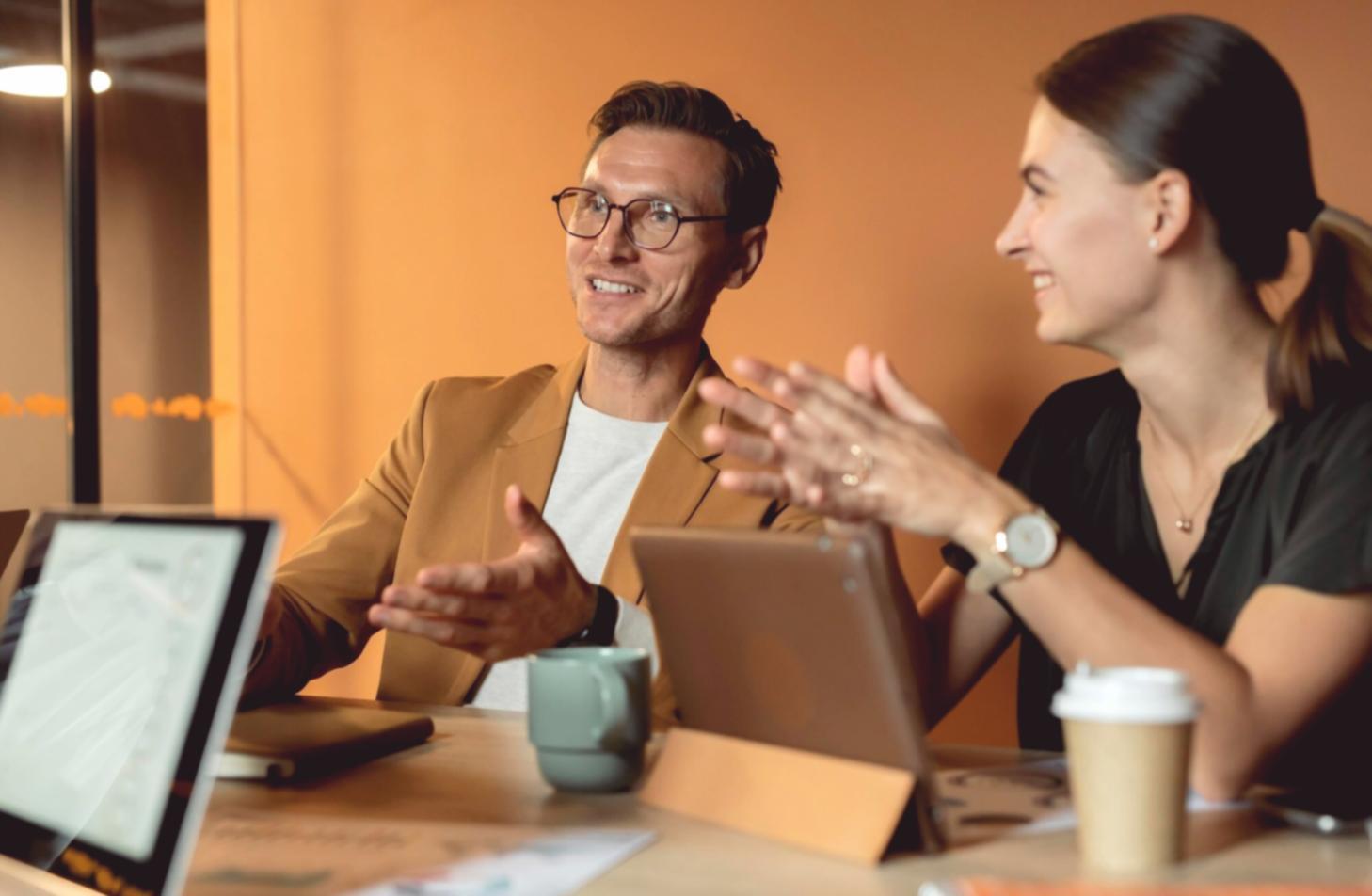 Ambiente educativo moderno donde se imparten conocimientos financieros prácticos